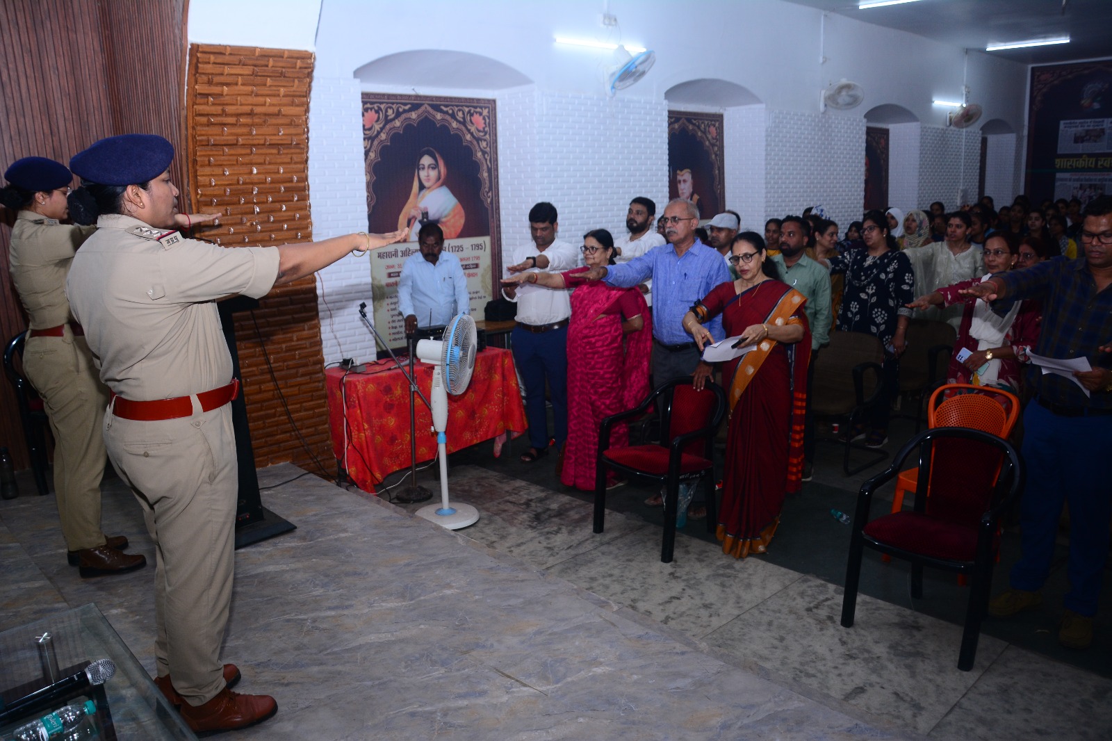 सेफ क्लिक 2.0 अभियान: सागर पुलिस ने छात्राओं और व्यापारियों को किया साइबर अपराधों के प्रति जागरूक