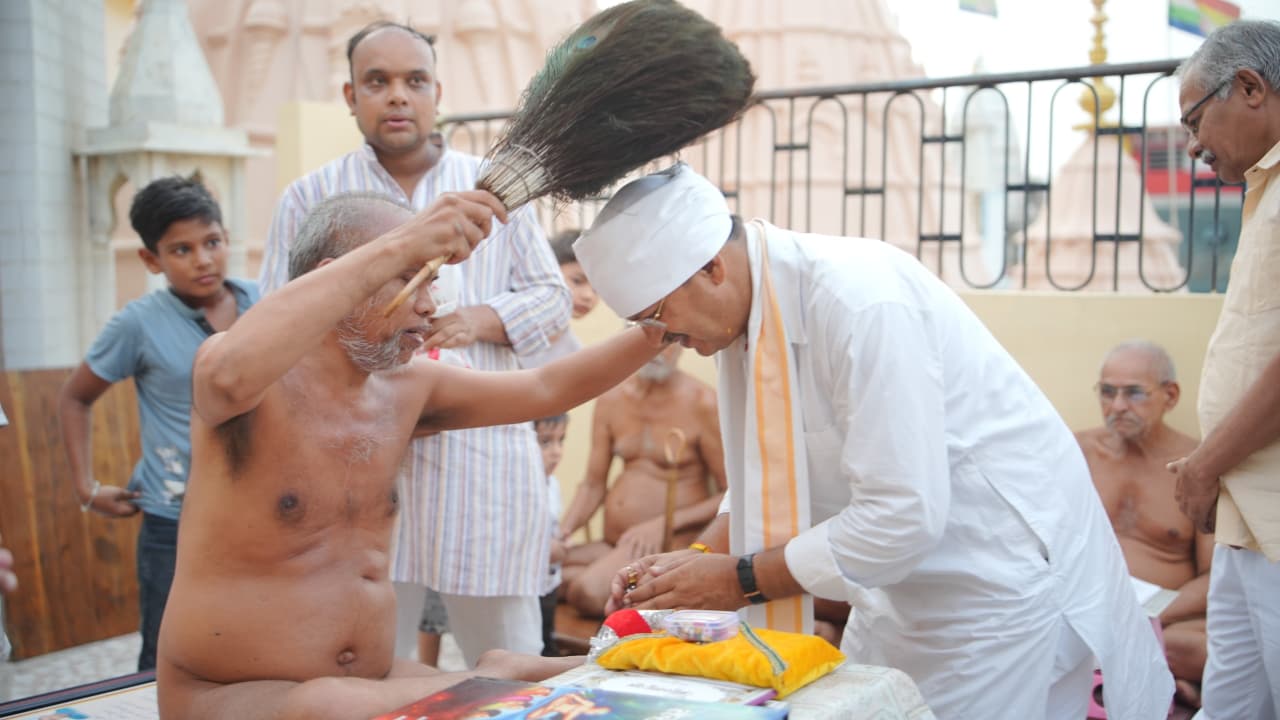 जन्मदिन पर विधायक शैलेन्द्र जैन ने आचार्य विभव सागर महाराज का लिया आशीर्वाद, जैन समाज ने किया सम्मान