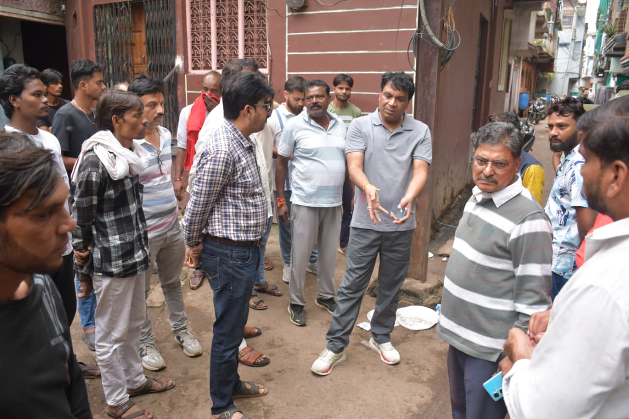 राहतगढ़ ब्रिज पर गंदगी देख निगमायुक्त का एक्शन, स्वच्छता पर्यवेक्षक ऑन-द-स्पॉट निलंबित