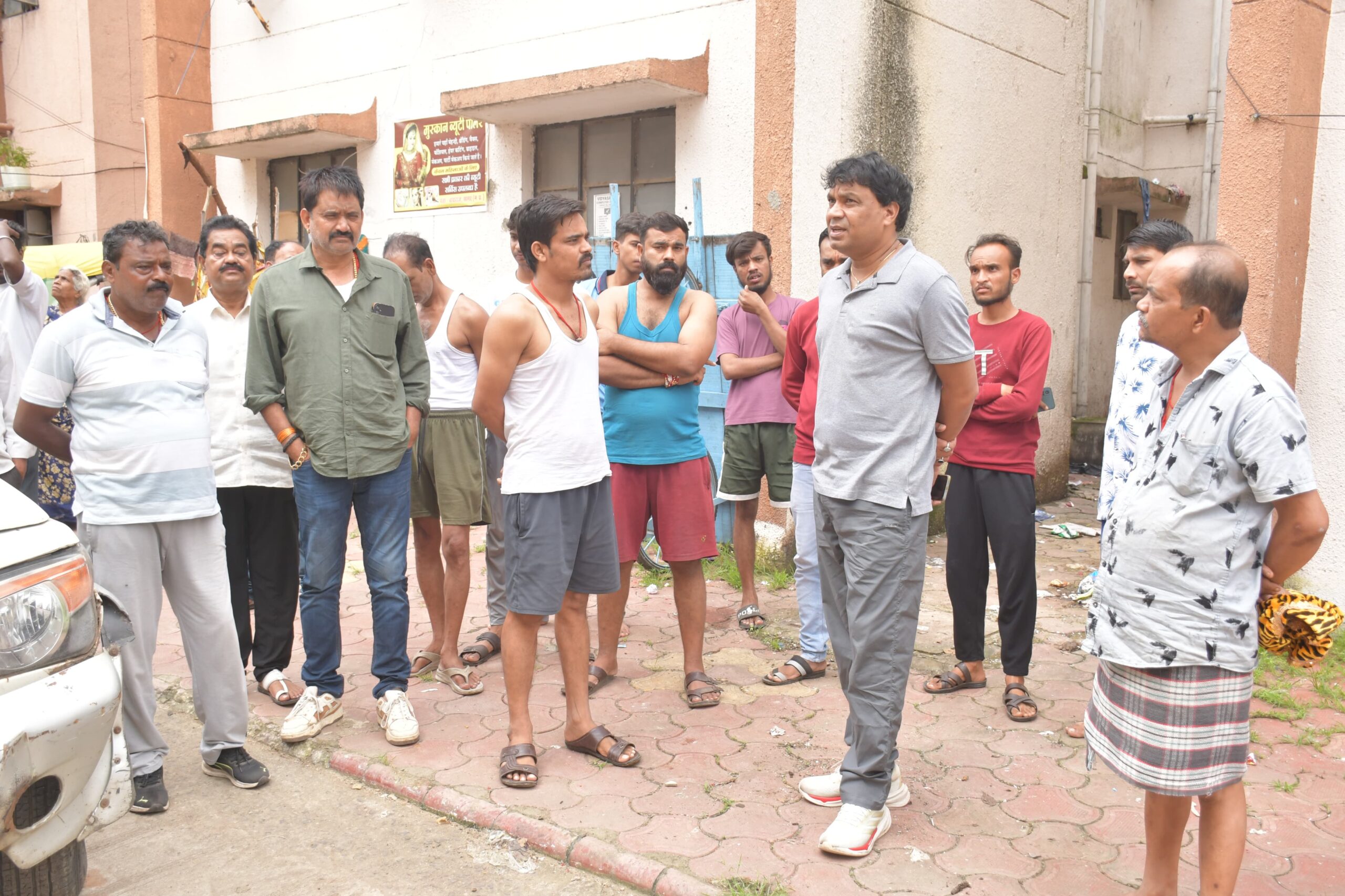 बाघराज कॉलोनी में निगमायुक्त का औचक निरीक्षण, बिना NOC बिजली कनेक्शन पर सख्ती