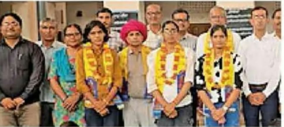 95 प्रतिशत से अधिक अंक लाने वाली तीन छात्राओं ने किया हवाई सफर, पूर्व प्रधानाचार्य ने पूरी की इच्छा